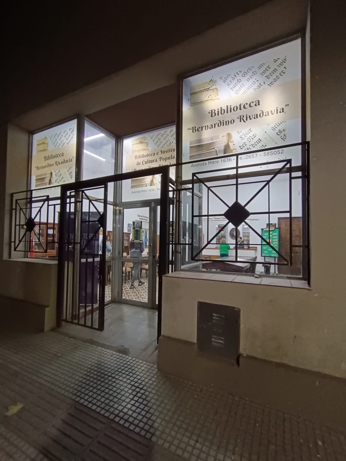 Cristian Piscitelli dona ejemplares de su obra a la Biblioteca e Instituto de Cultura Popular "Bernardino Rivadavia" de Villa Mercedes, San Luis